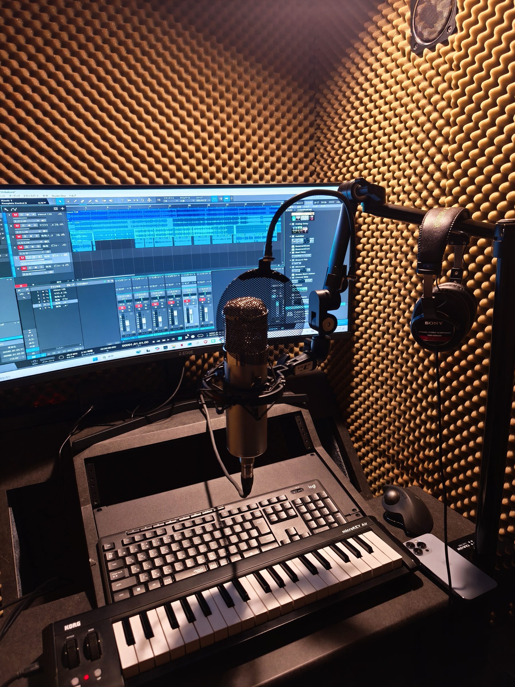 studio48のブース全景。モニター・マイク・キーボードが収まる完全個室