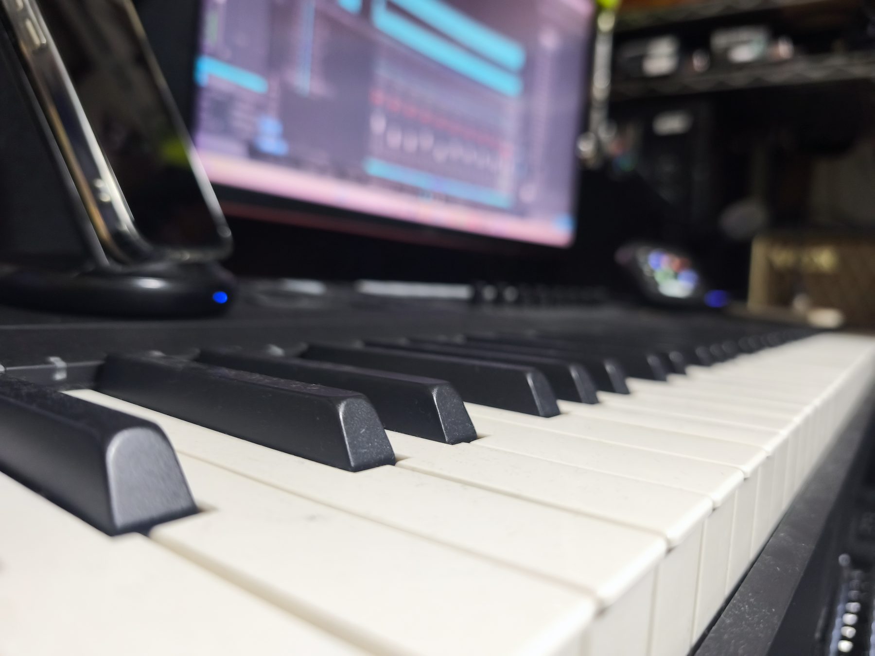MIDIキーボードと制作卓